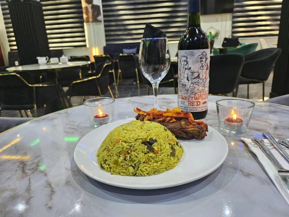 West Wing Hotel Lagos Bagian luar foto