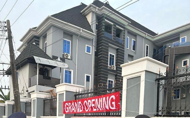 West Wing Hotel Lagos Bagian luar foto
